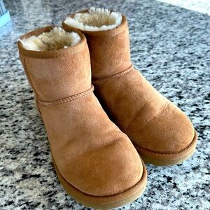Short Ugg boots size 6
